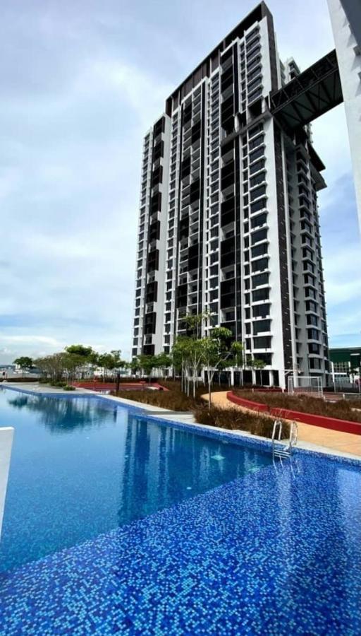 Astetica 3 Bedrooms Apartment Seri Kembangan
